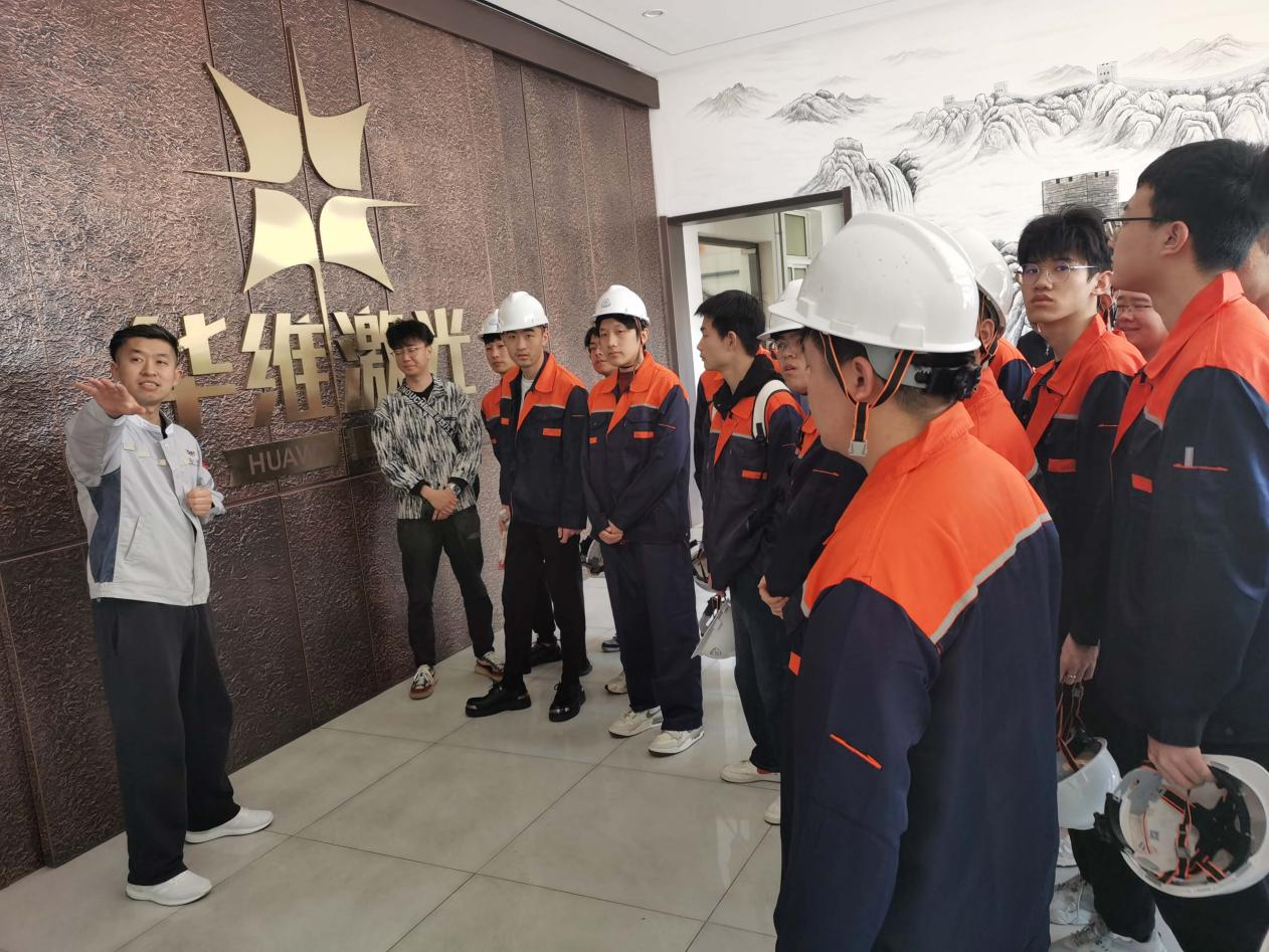 Shenyangin teknillisen yliopiston opettajat ja opiskelijat vierailivat Huawei Laser Equipment Manufacturing Co., Ltd.